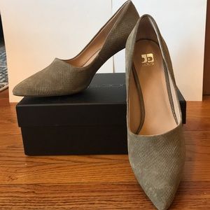Joe’s Jeans Tan suede pumps